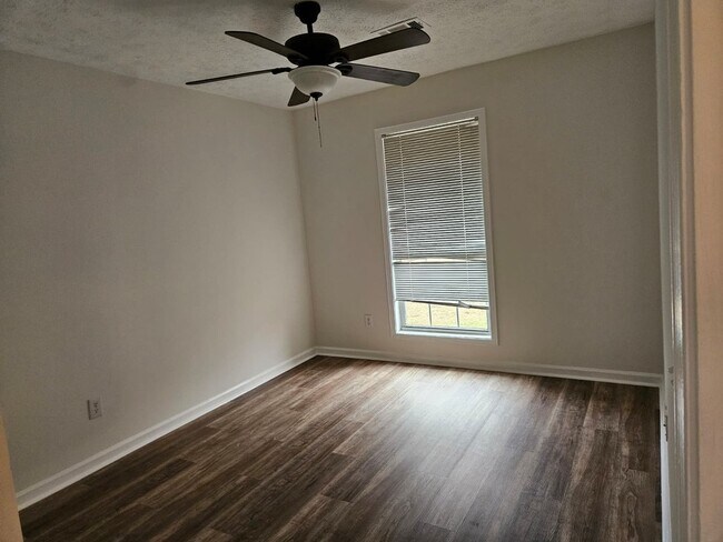 Building Photo - For rent 3 bedroom, 2 bath home