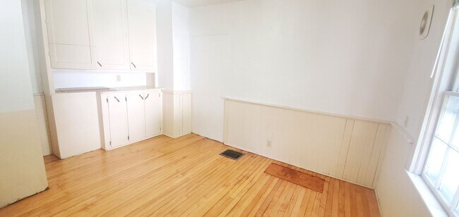 Building Photo - 218 N Oakland Ave