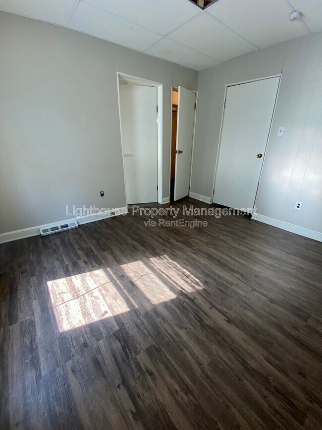 Building Photo - 98 E Van Buren St