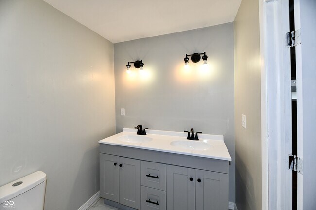 Building Photo - 3550 Eisenhower Dr