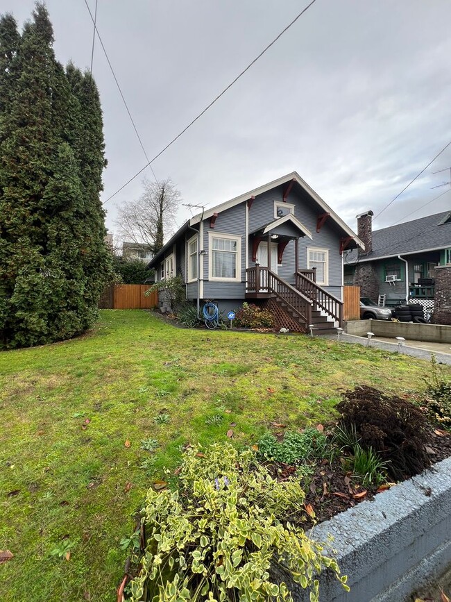 Building Photo - Excellent Location, Large Four Bedroom Bremerton House for Rent! Available Now!