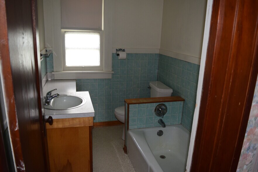 27419 Upper Bath - 27419 Elmtree Rd