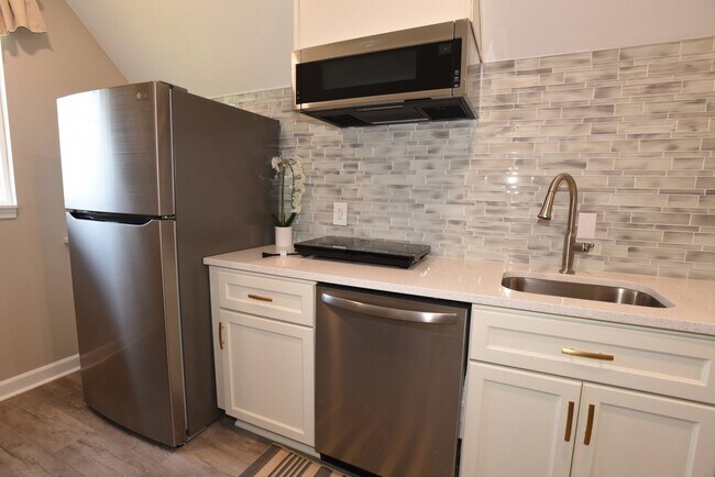 Building Photo - FURNISHED: Previous Model Home, For Rent 3 bedrooms/2.5 baths/2nd Floor Family Room w/kitchenette...