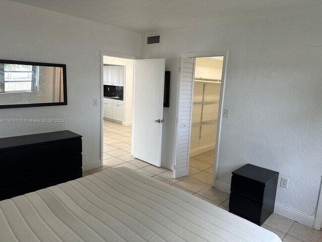 Building Photo - 3905 SW 78th Ct