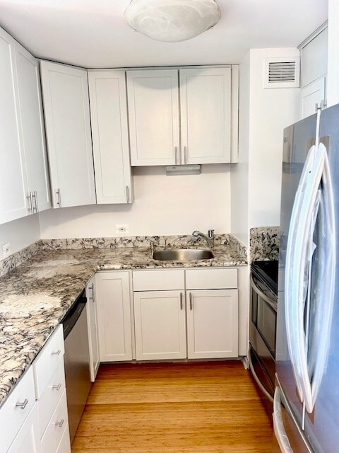 Building Photo - 4343 N Clarendon Ave