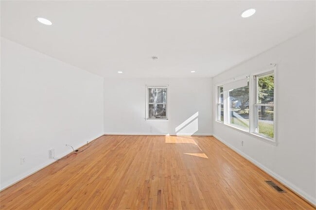 Building Photo - 1416 Woodland Hills Dr NE