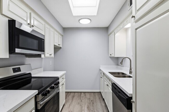 Building Photo - 2744 Briarhurst Dr