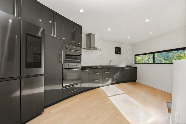 Building Photo - 210 Red Fox Rd