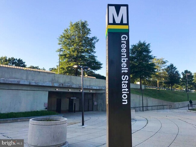 Building Photo - 4904 Hollywood Rd