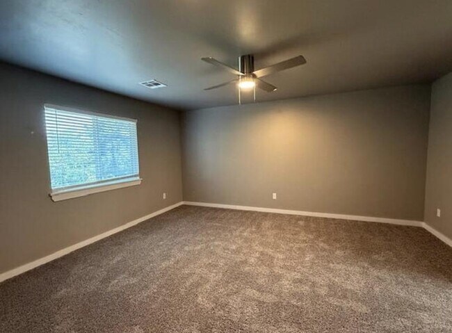 Building Photo - 604 Abadan Dr