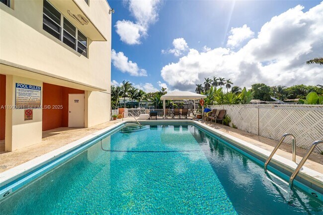 Building Photo - 1330 NE 105th St