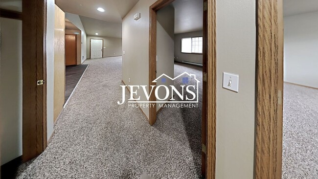 Building Photo - Beautiful duplex near I-823 with flexible ...