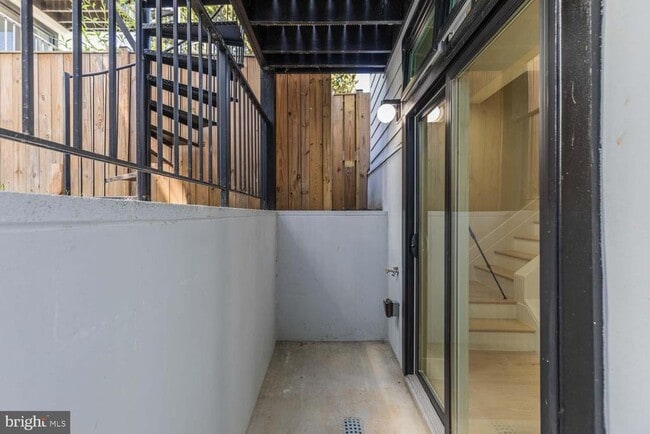 Building Photo - 722 Kenyon St NW