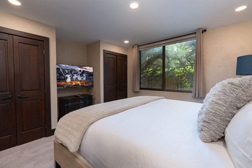 Building Photo - 1024 E Hopkins Ave