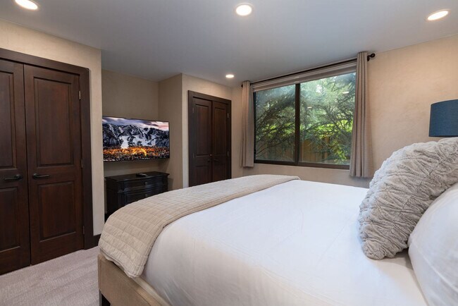 Building Photo - 1024 E Hopkins Ave