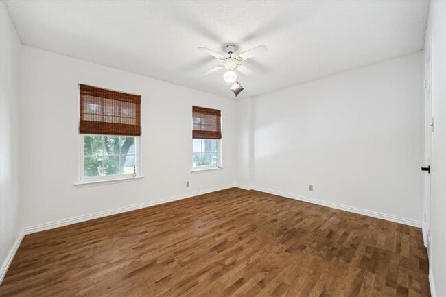 Building Photo - 1102 Crestview St