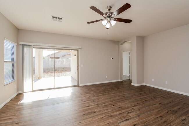 Building Photo - Inviting Single-Story Home in Surprise, AZ