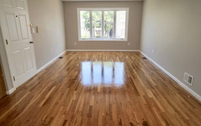 living room - 214 E Jersey St