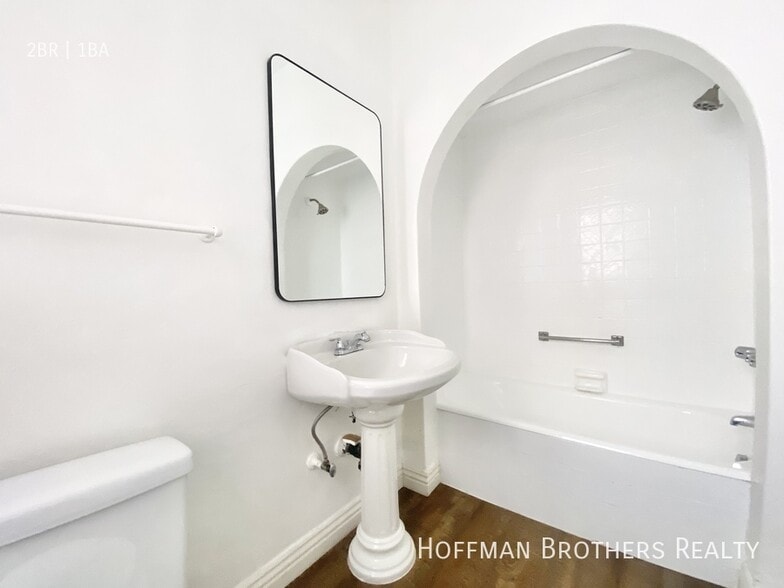 Building Photo - 362 1/2 N Sierra Bonita Ave