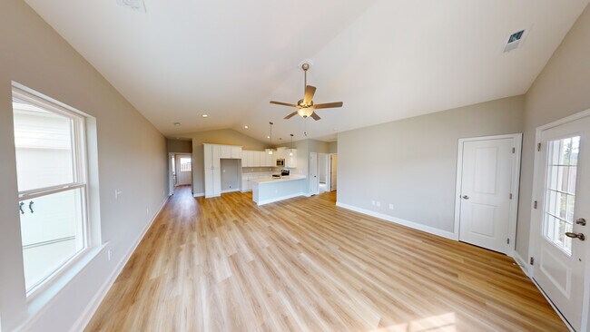 Building Photo - Midtown Oaks 12