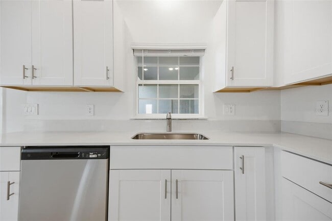 Building Photo - 10848 Fanning Spgs Ln