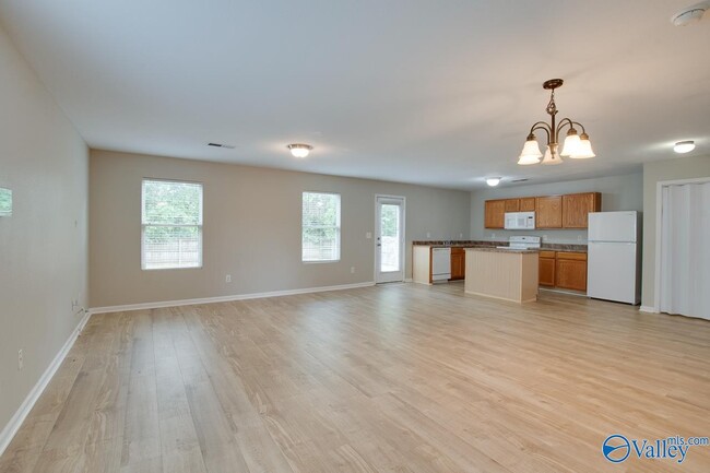 Building Photo - 102 Whitestone Dr NE