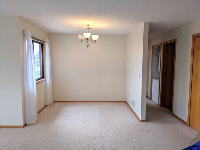 Building Photo - Spacious 2 Bed 2 Bath in Gorgeous Townhome