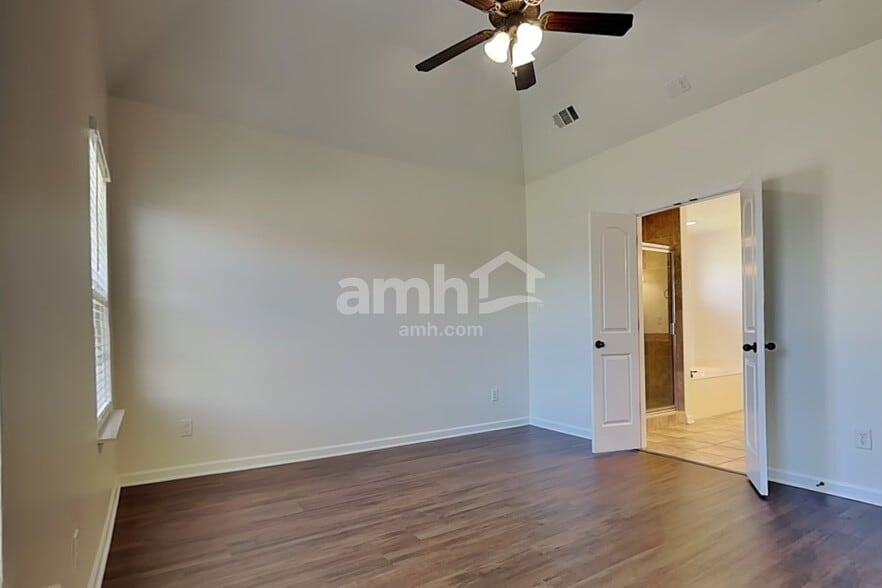 Building Photo - 3210 Greenhouse Dr