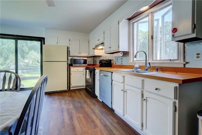 Building Photo - 144 Deerfield Dr