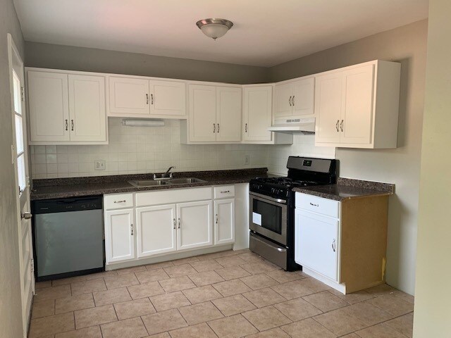 Building Photo - SPLIT LEVEL HOME FOR RENT!