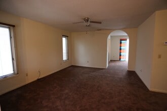 Building Photo - 2 Bedroom near Country Club