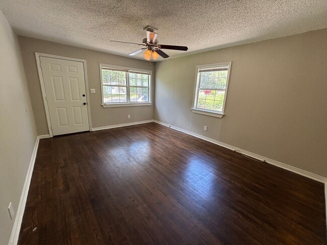 Building Photo - Stylish Renovated 3-Bedroom Gem in Prime T...
