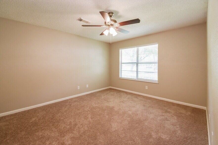 Building Photo - 3824 Evergreen Dr