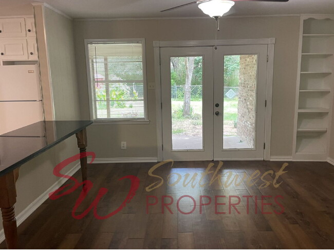 Building Photo - Lovely 3 bedroom home in established, quiet neighborhood