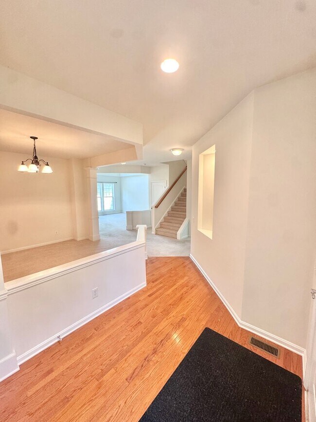Building Photo - THREE BEDROOM/2.5 BATH TOWNHOME located in PARKLAND School District!