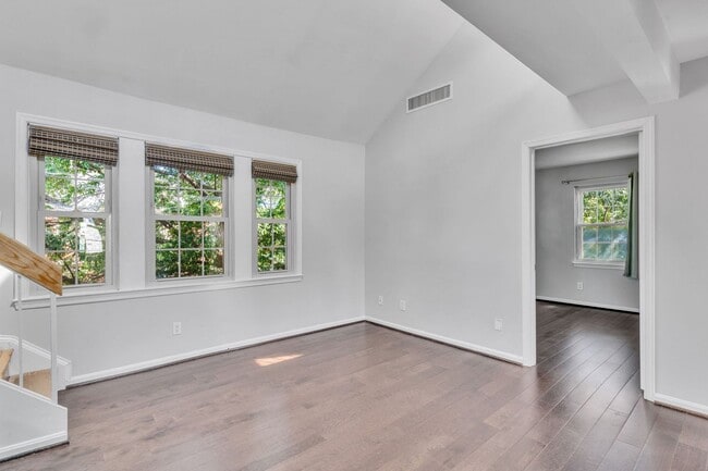 Building Photo - 2 Bedroom with Loft in Old Town North