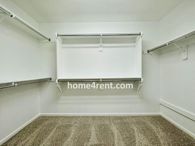 Building Photo - 8719 Dunraven St