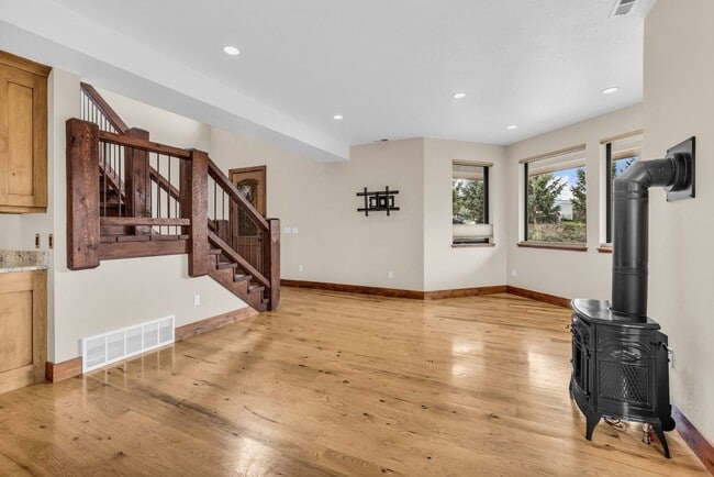 Building Photo - Stunning Mountain Retreat