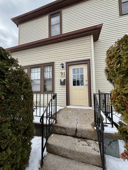 Building Photo - 91 Laverack Ave