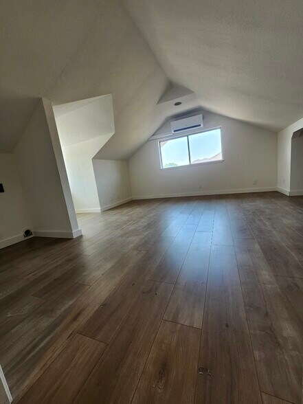 Bedroom - 400 S Laurel St