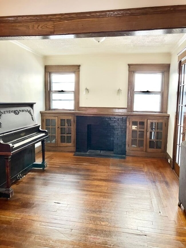 Building Photo - College Rental
