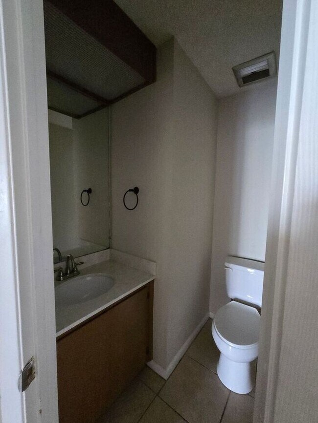 Building Photo - 2 bedroom Townhome off Pensacola Available