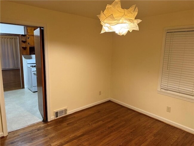 Building Photo - 2022 Woodbine Terrace NE