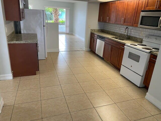 Building Photo - 2726 NE 5th Ave