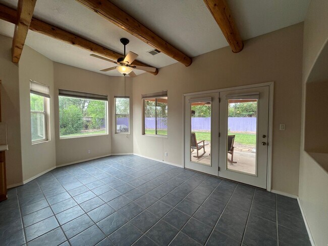 Building Photo - Gorgeous and Quiet 4 Bedroom 2.5 Bathroom ...