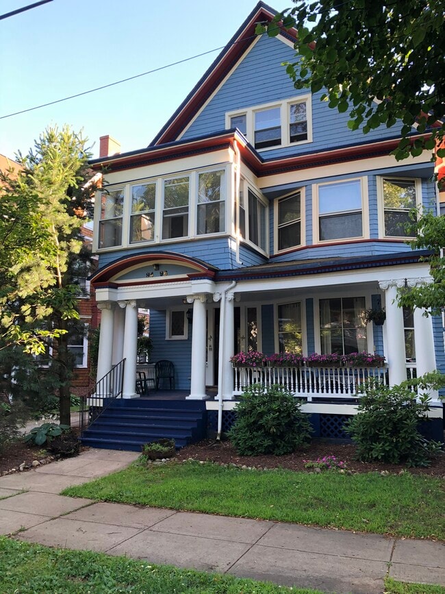 Building Photo - 94 Linden St