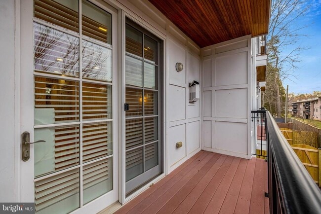 Building Photo - 229 Locust St SE