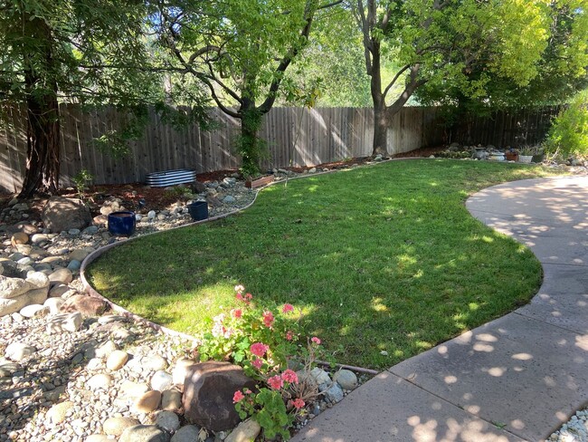 Building Photo - Large 4 bdrm 3 bath in Broadstone