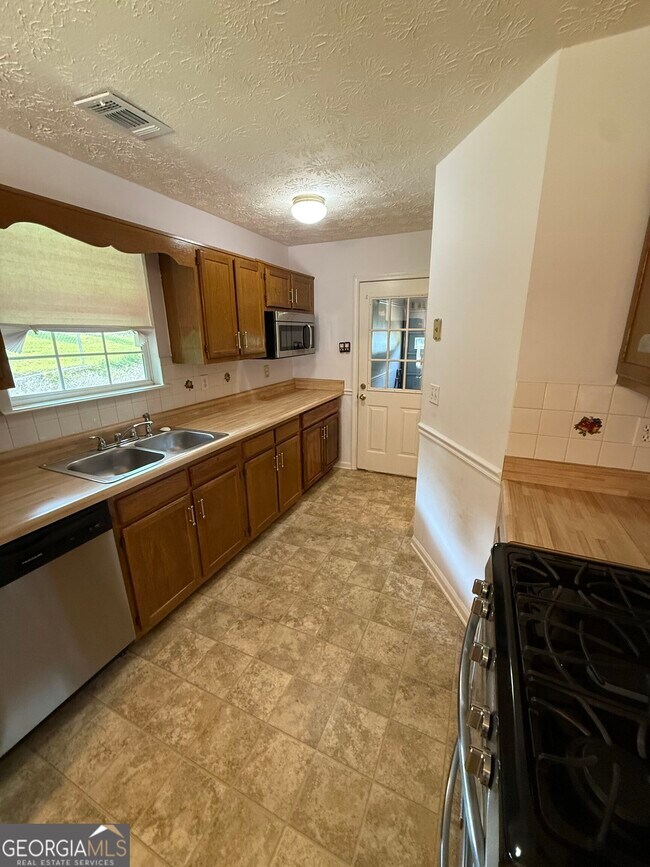 Building Photo - 3897 Saddlecreek Dr