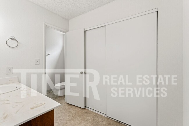 Building Photo - 10237 Country Way